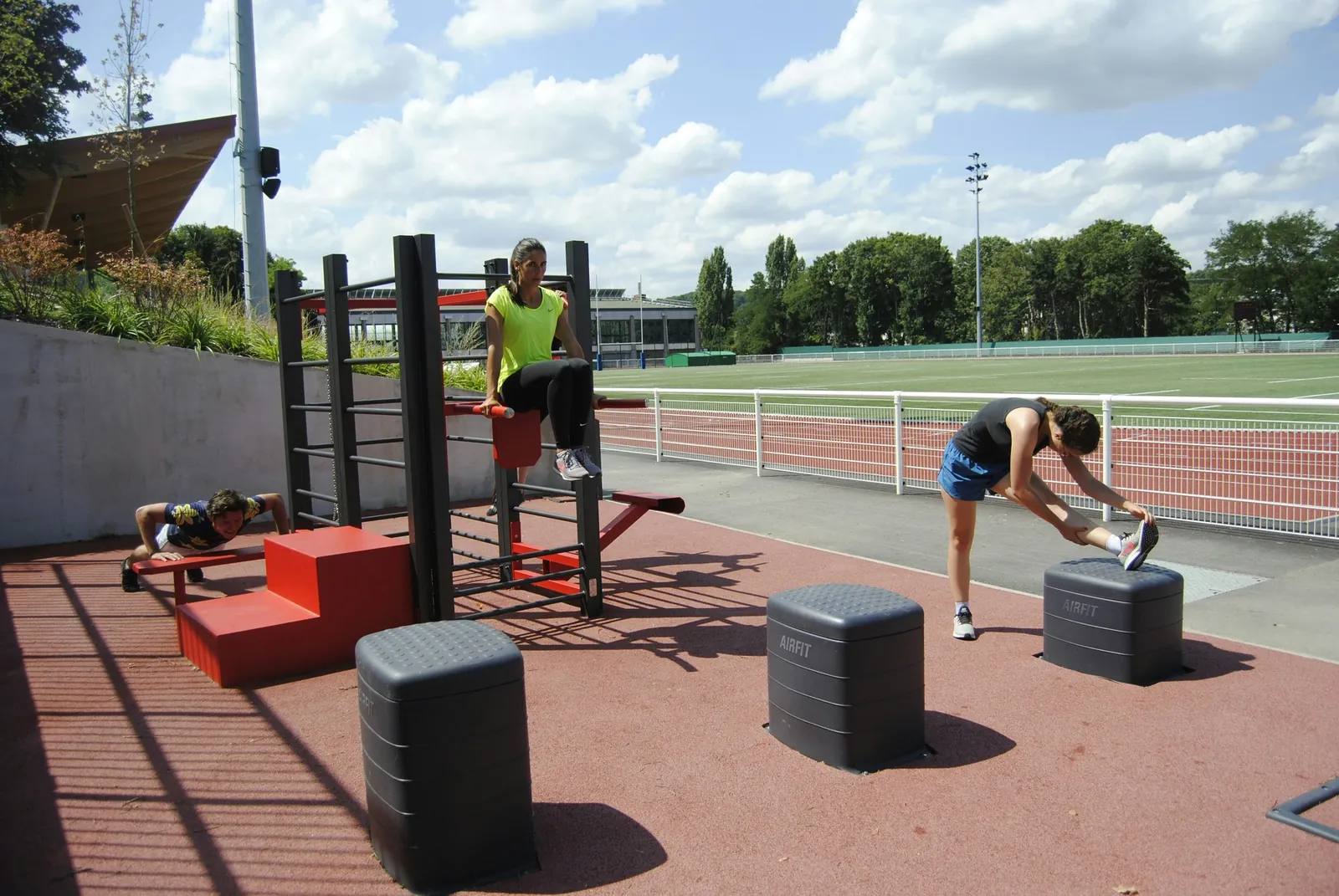 Trening ute på en idrettsplass