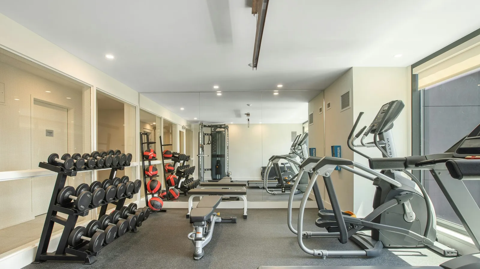 Lite, lyst treningsstudio med kettlebells og manualer