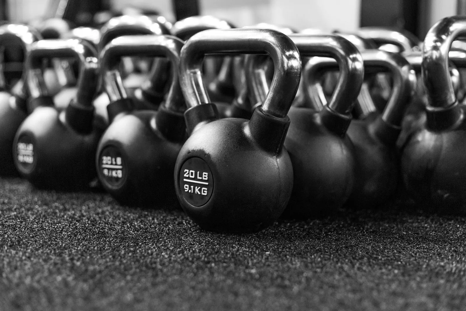 Kettlebells på gulvet i studioet